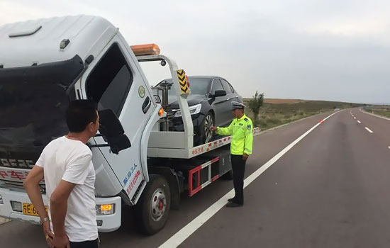 淮南高速道路救援电话，24小时道路救援拖车救援汽车搭电多少钱(图1)