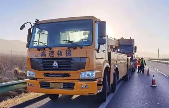 淄博淄川区高速公路车辆救援电话号码，24小时平板拖车换胎救援送油救援价格(图1)