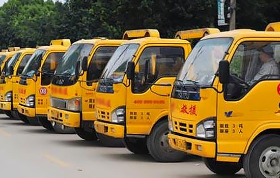 平坝县高速汽车救援电话，24小时拖车救援换胎救援送油救援价格(图1)