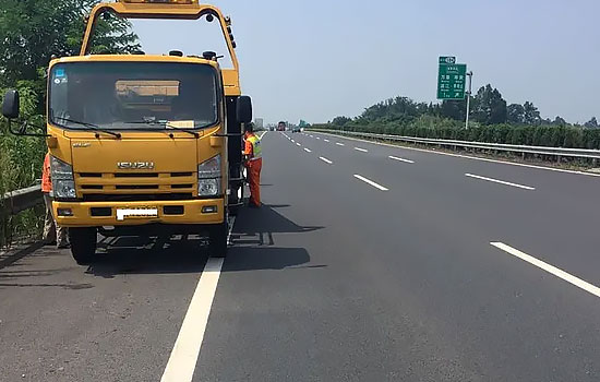 师宗县高速公路车辆救援电话，24小时道路救援拖车救援换轮胎价格(图1)