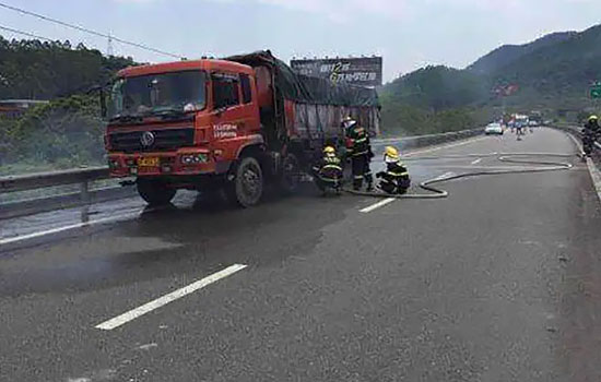 重庆巴南区高速道路救援电话，24小时拖车换胎紧急送油救援多少钱(图2)