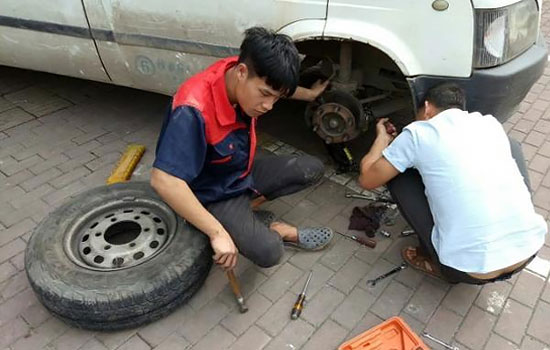 方山县24小时流动补胎电话号码最近，方山县上门补胎轮胎维修价格(图2)