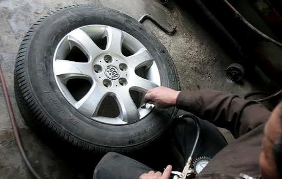 伊春流动补胎服务热线-周边24小时上门补胎轮胎维修服务多少钱(图1)