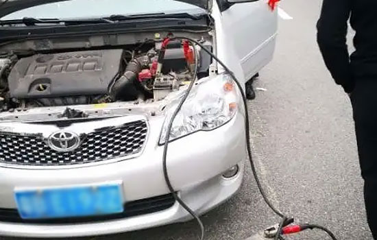 喀喇沁旗道路救援汽车搭电救援联系电话，24小时换电瓶搭电救援服务多少钱(图1)