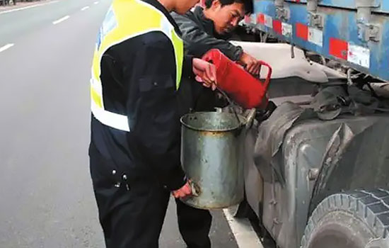 延川县道路救援送油电话-24小时汽车应急送油服务收费标准(图2)