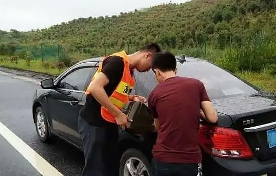 资阳道路救援送油联系电话，24小时车辆送油服务价格(图2)